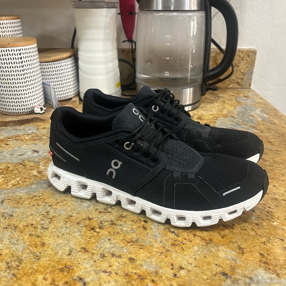 On cloud 5 woman’s size 9